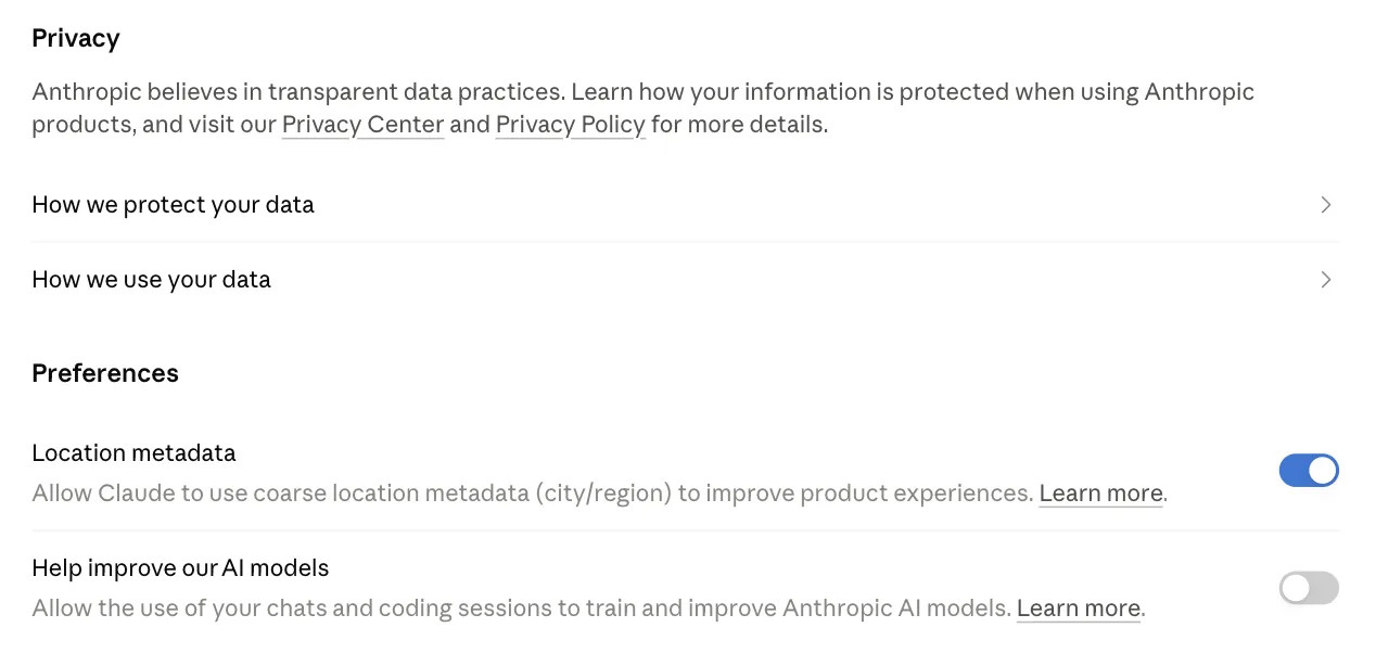 Ustawienia Claude, zakładka Privacy: w sekcji Preferences włączony przełącznik Location metadata i wyłączony przełącznik Help improve our AI models z opisem Allow the use of your chats and coding sessions to train and improve Anthropic AI models